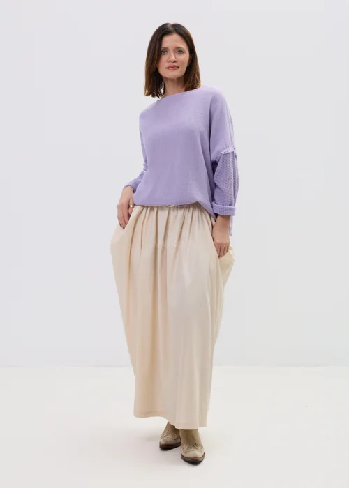 Beżowa spódnica maxi z elastyczną talią, lekki i rozkloszowany fason w kobiecej, swobodnej stylizacji.