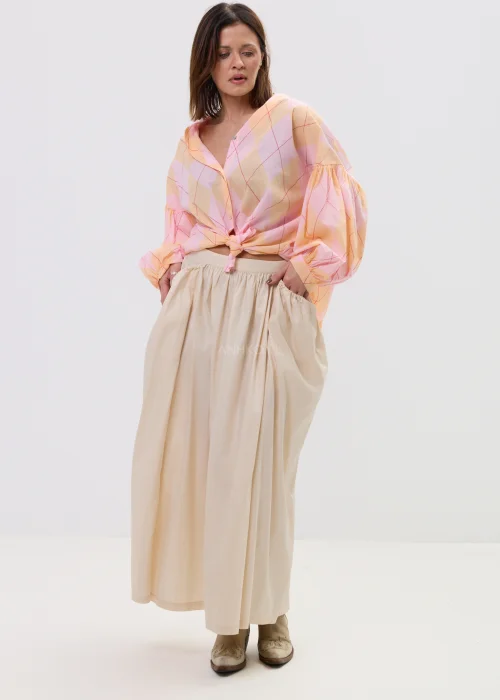 Beżowa spódnica maxi z elastyczną talią, lekki i rozkloszowany fason w kobiecej, swobodnej stylizacji.