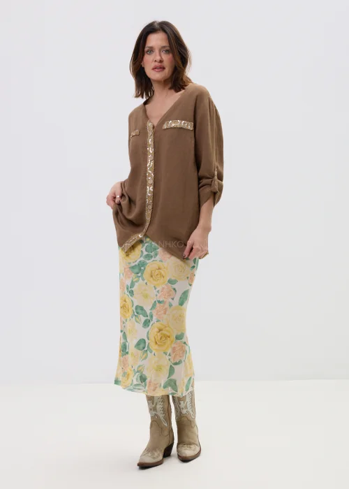 Spódnica midi w kwiatowy wzór z wysokim stanem, lekki, zwiewny fason w kobiecej, miejskiej stylizacji.