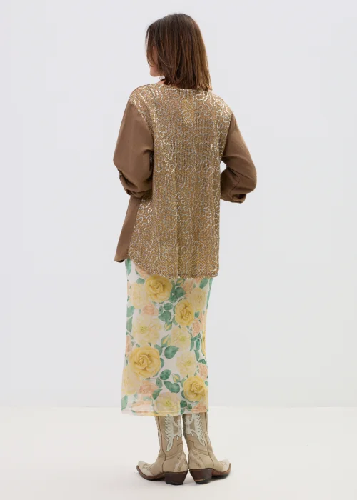 Spódnica midi w kwiatowy wzór z wysokim stanem, lekki, zwiewny fason w kobiecej, miejskiej stylizacji.