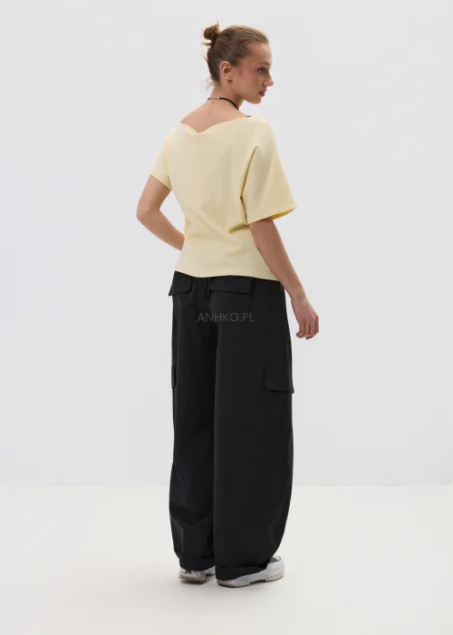 Żółta bluzka damska z krótkim rękawem i napisem „When there is love there is life – Growth”, luźny fason, casualowa stylizacja.