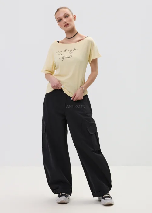Żółta bluzka damska z krótkim rękawem i napisem „When there is love there is life – Growth”, luźny fason, casualowa stylizacja.