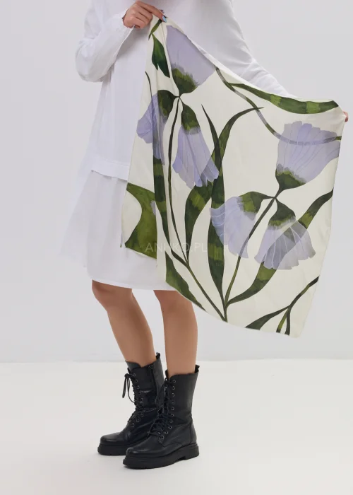 Chusta damska z motywem roślinnym w odcieniach zieleni i delikatnego fioletu na jasnym tle, lekka i zwiewna, elegancki dodatek do stylizacji.