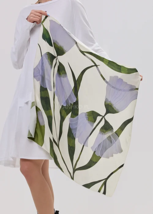 Chusta damska z motywem roślinnym w odcieniach zieleni i delikatnego fioletu na jasnym tle, lekka i zwiewna, elegancki dodatek do stylizacji.