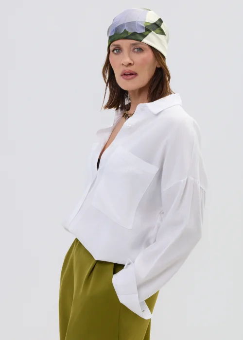 Chusta damska z motywem roślinnym w odcieniach zieleni i delikatnego fioletu na jasnym tle, lekka i zwiewna, elegancki dodatek do stylizacji.