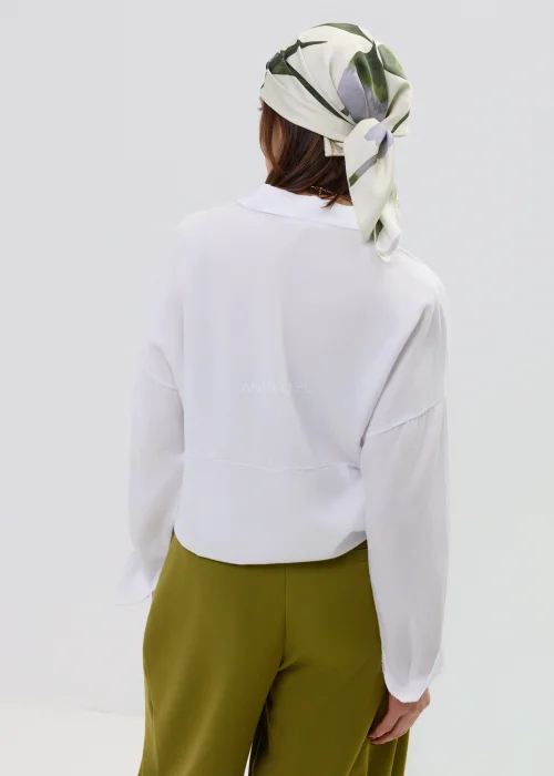 Chusta damska z motywem roślinnym w odcieniach zieleni i delikatnego fioletu na jasnym tle, lekka i zwiewna, elegancki dodatek do stylizacji.