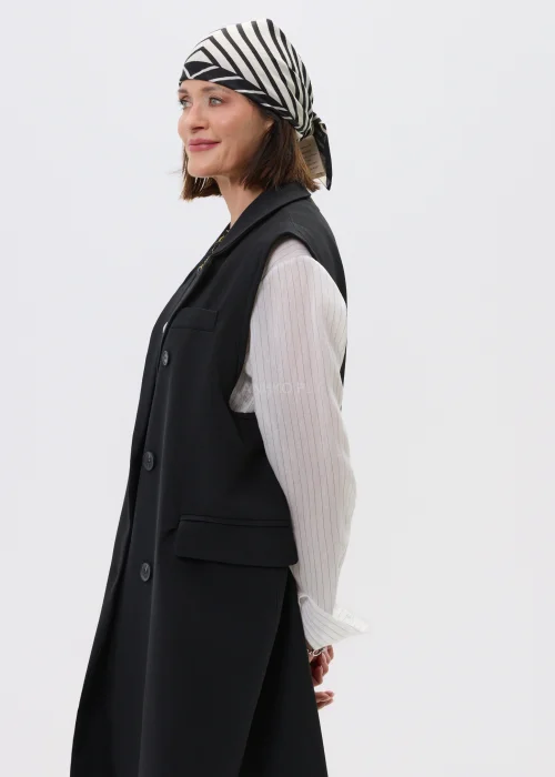 Chusta damska czarno-biała w geometryczny wzór z kontrastowymi pasami tworzącymi efekt optycznej spirali.