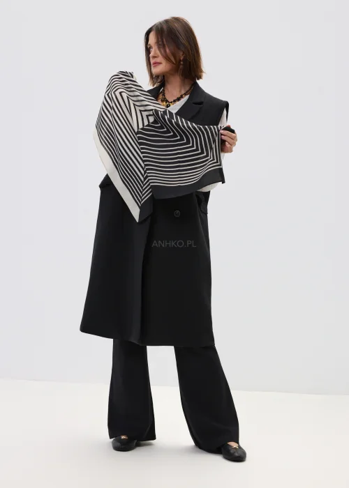 Chusta damska czarno-biała w geometryczny wzór z kontrastowymi pasami tworzącymi efekt optycznej spirali.