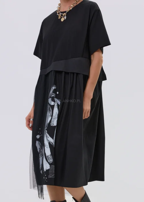 Czarna sukienka midi oversize z krótkim rękawem, białym nadrukiem i tiulowym detalem po boku.