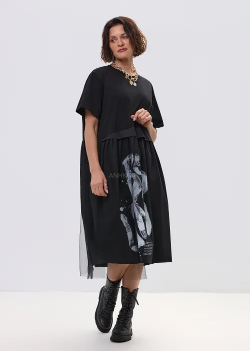 Czarna sukienka midi oversize z krótkim rękawem, białym nadrukiem i tiulowym detalem po boku.