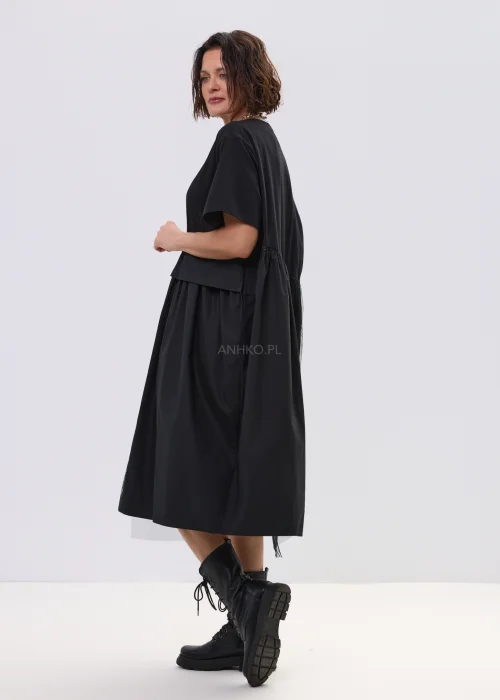 Czarna sukienka midi oversize z krótkim rękawem, białym nadrukiem i tiulowym detalem po boku.