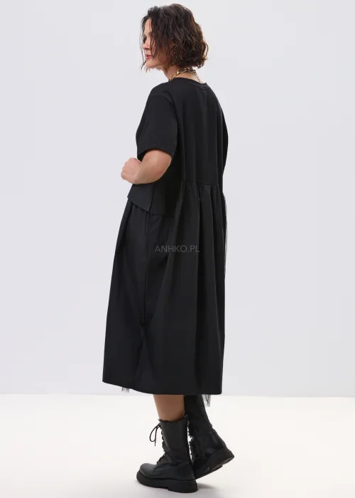 Czarna sukienka midi oversize z krótkim rękawem, białym nadrukiem i tiulowym detalem po boku.