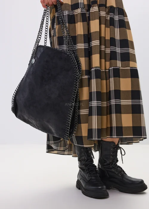 Czarna torebka damska typu shopper z efektem postarzanego materiału, na łańcuszkowych rączkach z ozdobnym wykończeniem krawędzi.