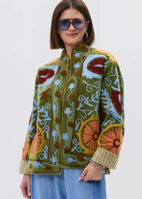 Zielona kurtka damska z bogatym haftem kwiatowym w odcieniach czerwieni, błękitu i beżu, zapinana na guziki, z wysokim kołnierzem i ozdobnymi mankietami.