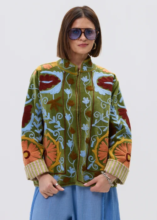 Zielona kurtka damska z bogatym haftem kwiatowym w odcieniach czerwieni, błękitu i beżu, zapinana na guziki, z wysokim kołnierzem i ozdobnymi mankietami.