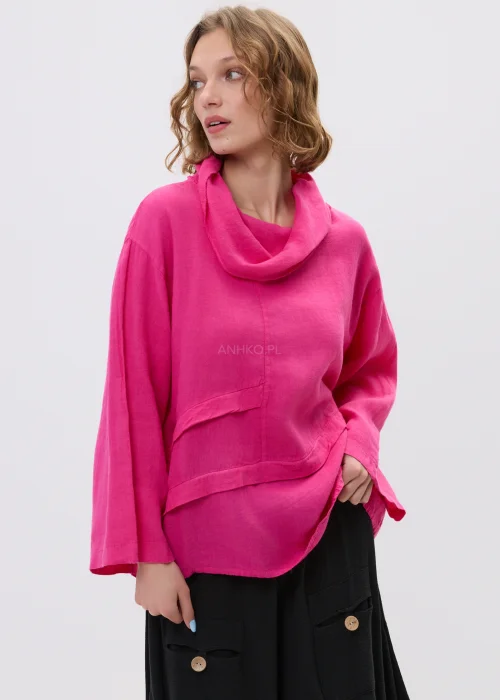 Lniana bluzka damska w kolorze magenta o oversize’owym kroju z kominowym dekoltem i asymetrycznym dołem, stylizowana z czarną spódnicą.