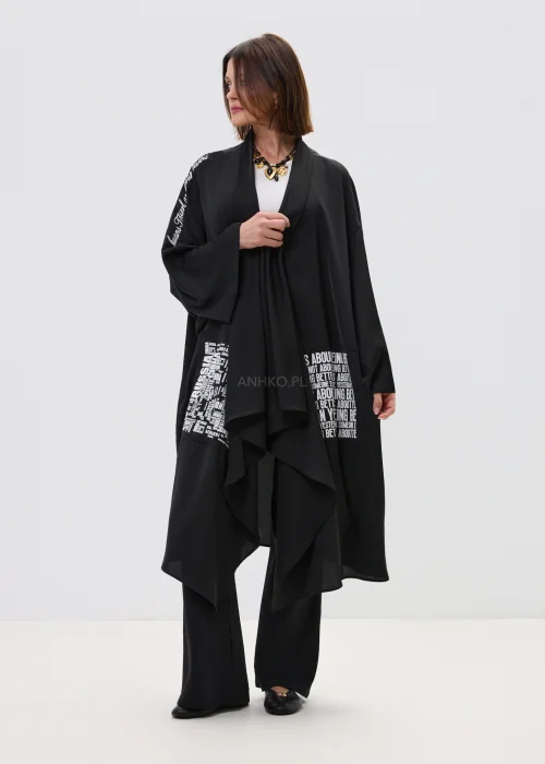 Czarne kimono damskie o luźnym, oversize’owym kroju z szerokimi rękawami i nadrukiem typograficznym, stylizacja w nowoczesnym, streetwearowym klimacie.