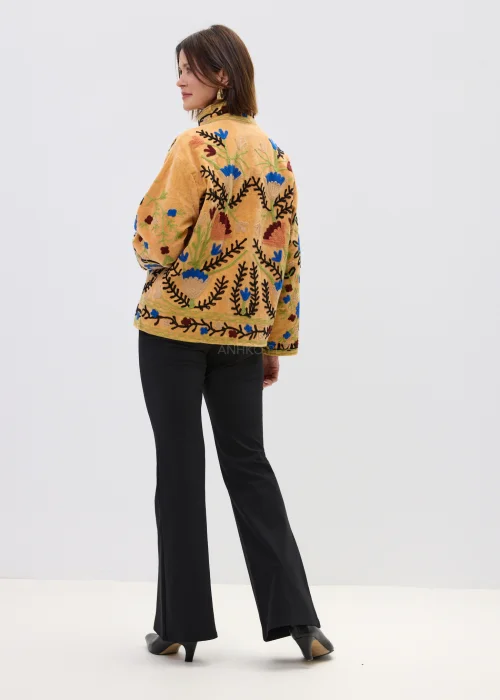 Morelowy żakiet z bogatym haftem florystycznym w kontrastowych kolorach, krótki fason ze stójką i długim rękawem.