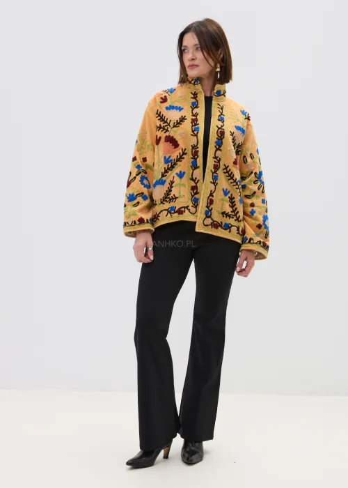 Morelowy żakiet z bogatym haftem florystycznym w kontrastowych kolorach, krótki fason ze stójką i długim rękawem.