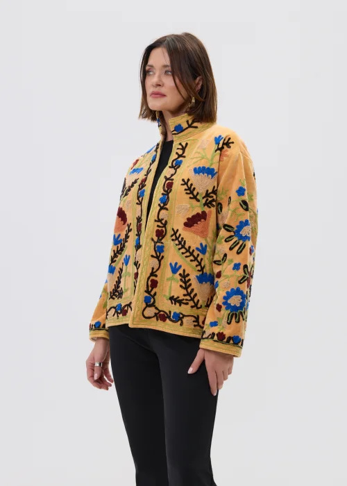 Morelowy żakiet z bogatym haftem florystycznym w kontrastowych kolorach, krótki fason ze stójką i długim rękawem.