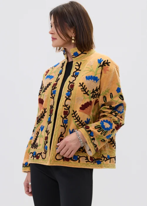 Morelowy żakiet z bogatym haftem florystycznym w kontrastowych kolorach, krótki fason ze stójką i długim rękawem.