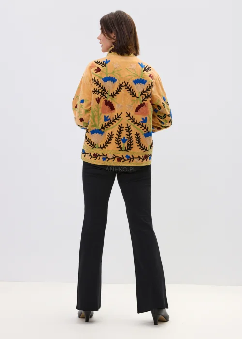 Morelowy żakiet z bogatym haftem florystycznym w kontrastowych kolorach, krótki fason ze stójką i długim rękawem.