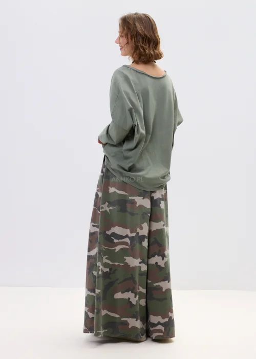 Bluzka damska w odcieniu jasnego khaki o luźnym, oversize’owym kroju z dekoltem w serek i długim rękawem, w stylizacji ze spódnicą w militarny wzór.