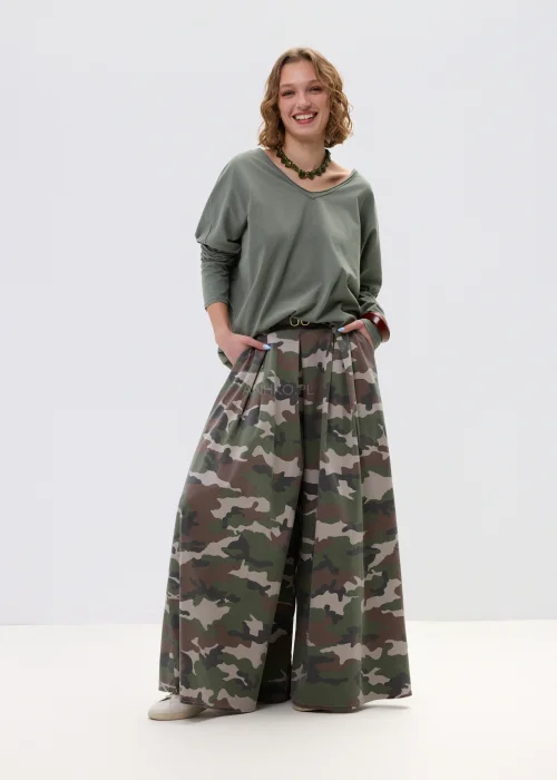 Bluzka damska w odcieniu jasnego khaki o luźnym, oversize’owym kroju z dekoltem w serek i długim rękawem, w stylizacji ze spódnicą w militarny wzór.