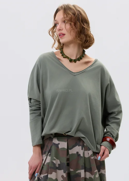 Bluzka damska w odcieniu jasnego khaki o luźnym, oversize’owym kroju z dekoltem w serek i długim rękawem, w stylizacji ze spódnicą w militarny wzór.