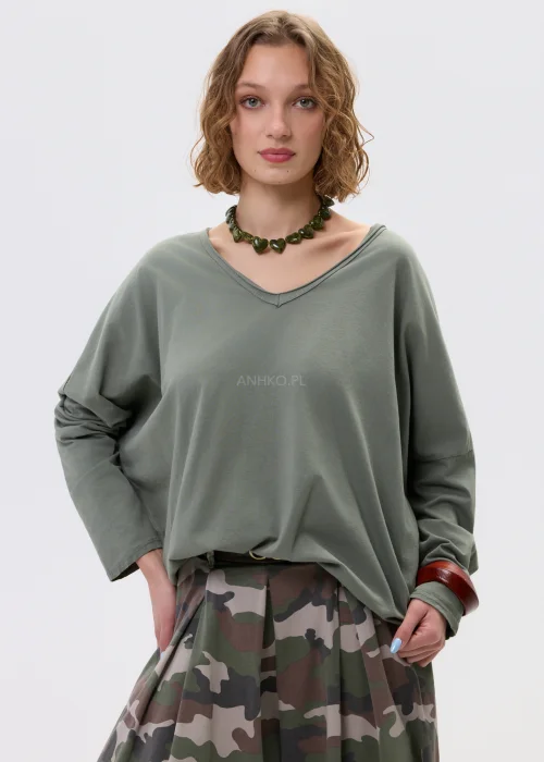 Bluzka damska w odcieniu jasnego khaki o luźnym, oversize’owym kroju z dekoltem w serek i długim rękawem, w stylizacji ze spódnicą w militarny wzór.