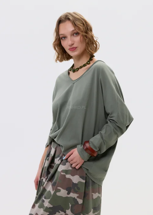 Bluzka damska w odcieniu jasnego khaki o luźnym, oversize’owym kroju z dekoltem w serek i długim rękawem, w stylizacji ze spódnicą w militarny wzór.