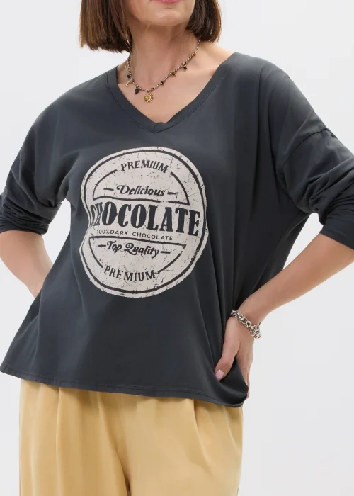 Grafitowa bluzka damska o luźnym kroju z długim rękawem i dekoltem w serek, z nadrukiem „Chocolate” w stylu vintage.