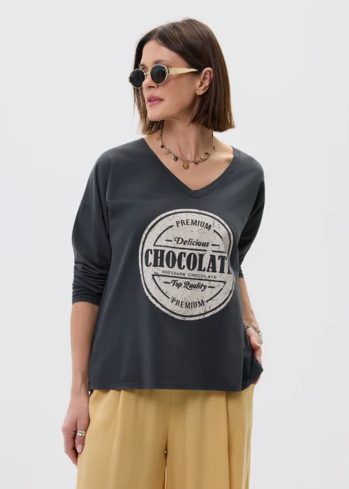 Grafitowa bluzka damska o luźnym kroju z długim rękawem i dekoltem w serek, z nadrukiem „Chocolate” w stylu vintage.