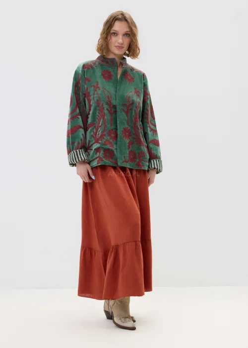 Kurtka damska w kolorze khaki z bordowym haftem roślinnym, luźny fason z szerokimi rękawami i ozdobnymi mankietami.