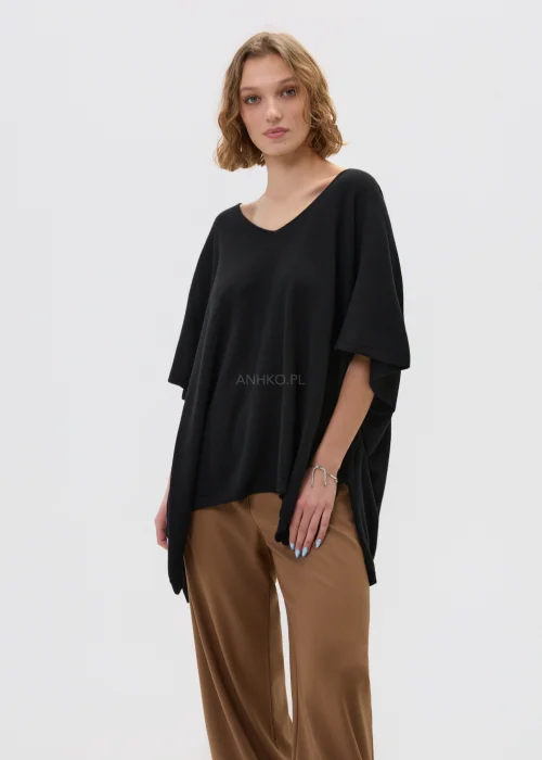 Czarny sweter damski z dodatkiem kaszmiru o luźnym, oversize’owym kroju z szerokimi rękawami i dekoltem w serek, w stylizacji z eleganckimi spodniami.