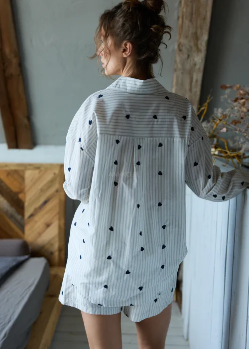 Piżama damska dwuczęściowa w kolorze ecru w delikatne paski i drobne serduszka, koszula zapinana na guziki i krótkie spodenki z luźnym, komfortowym krojem.