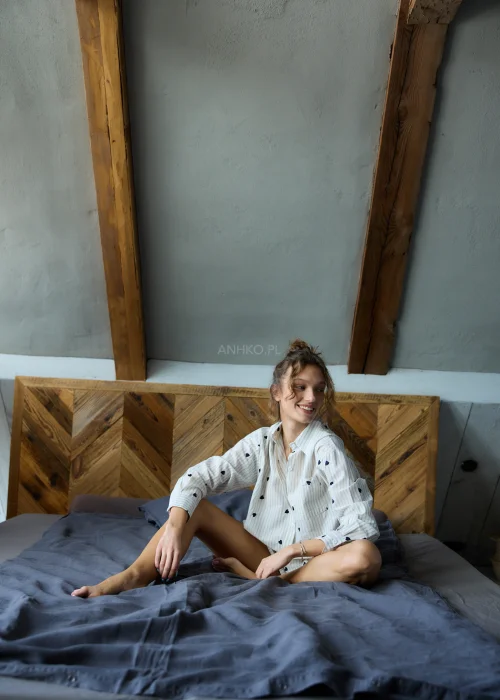 Piżama damska dwuczęściowa w kolorze ecru w delikatne paski i drobne serduszka, koszula zapinana na guziki i krótkie spodenki z luźnym, komfortowym krojem.