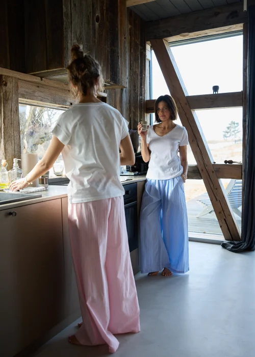 Szerokie, różowe spodnie z lekkiego materiału, z elastyczną talią i delikatnym prążkowaniem