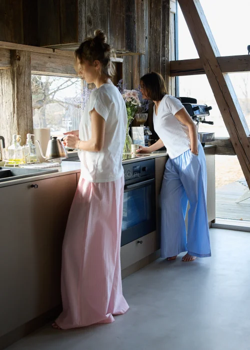 Szerokie, różowe spodnie z lekkiego materiału, z elastyczną talią i delikatnym prążkowaniem