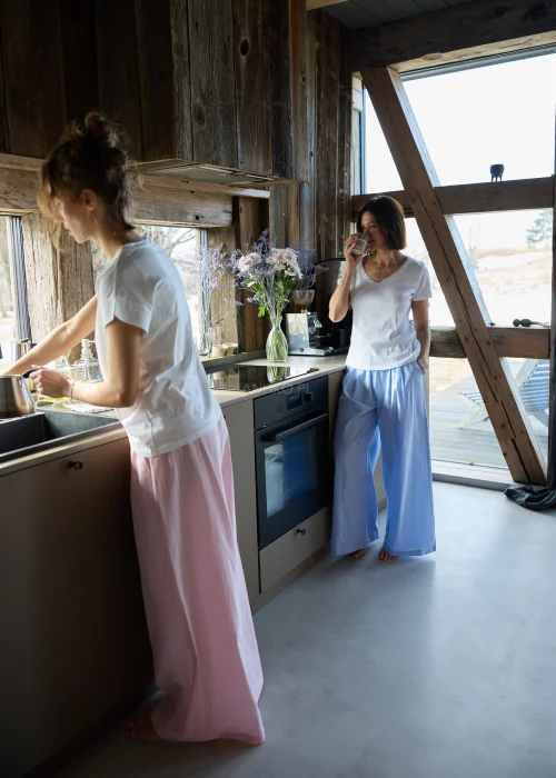 Szerokie, różowe spodnie z lekkiego materiału, z elastyczną talią i delikatnym prążkowaniem