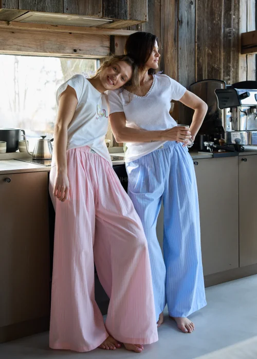 Szerokie, różowe spodnie z lekkiego materiału, z elastyczną talią i delikatnym prążkowaniem