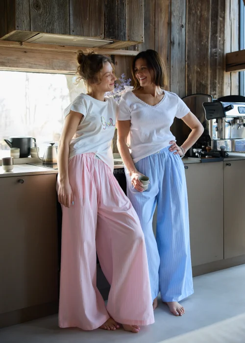 Szerokie, różowe spodnie z lekkiego materiału, z elastyczną talią i delikatnym prążkowaniem