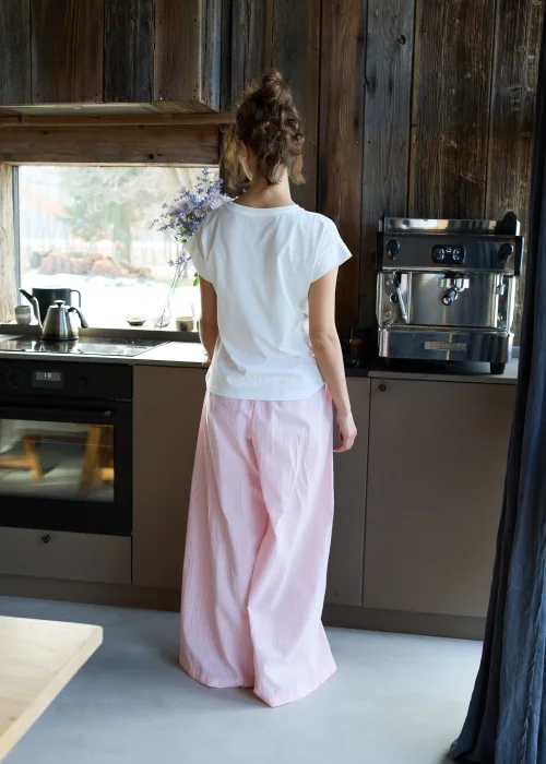 Biały t-shirt damski z krótkim rękawem i kolorowym haftem „Good” na przodzie.