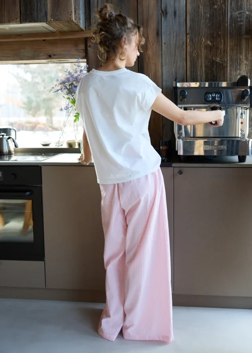 Biały t-shirt damski z krótkim rękawem i kolorowym haftem „Good” na przodzie.