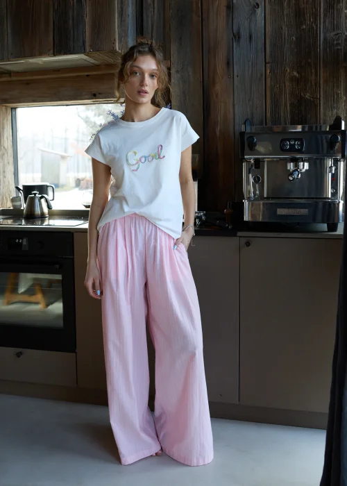 Biały t-shirt damski z krótkim rękawem i kolorowym haftem „Good” na przodzie.