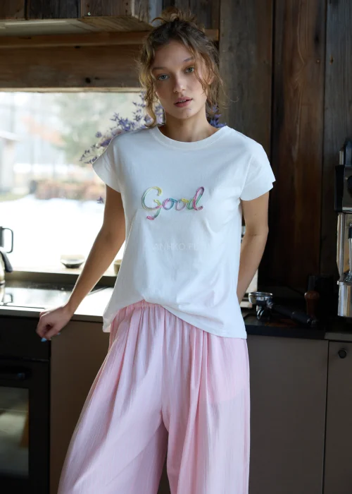 Biały t-shirt damski z krótkim rękawem i kolorowym haftem „Good” na przodzie.