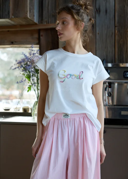 Biały t-shirt damski z krótkim rękawem i kolorowym haftem „Good” na przodzie.
