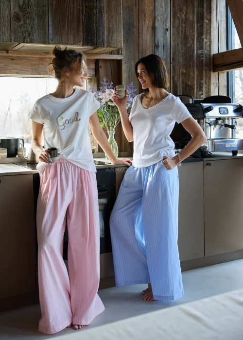 Szerokie, niebieskie spodnie z lekkiego materiału, z elastyczną talią i delikatnym prążkowaniem