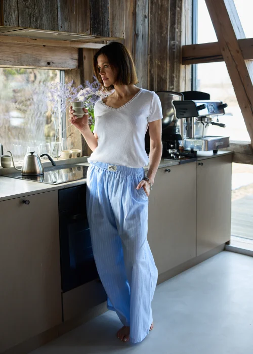 Szerokie, niebieskie spodnie z lekkiego materiału, z elastyczną talią i delikatnym prążkowaniem