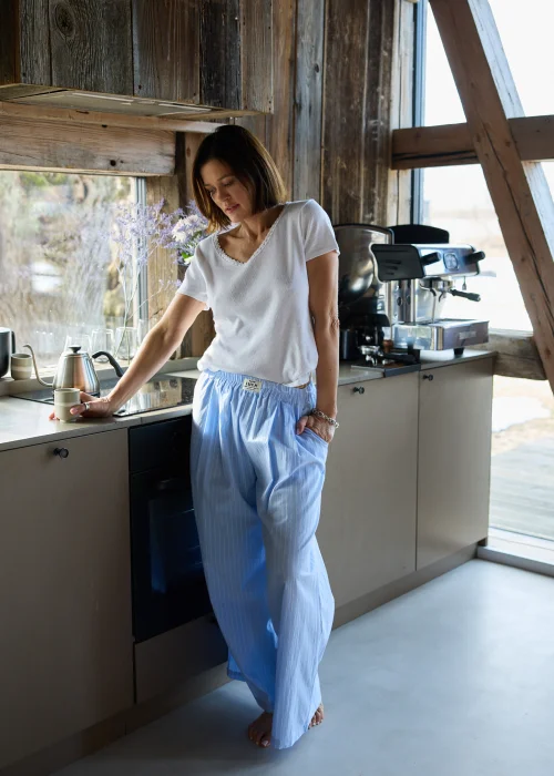 Szerokie, niebieskie spodnie z lekkiego materiału, z elastyczną talią i delikatnym prążkowaniem